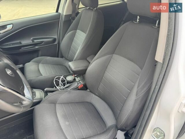 Белый Альфа Ромео Джульетта, объемом двигателя 1.37 л и пробегом 113 тыс. км за 15199 $, фото 13 на Automoto.ua