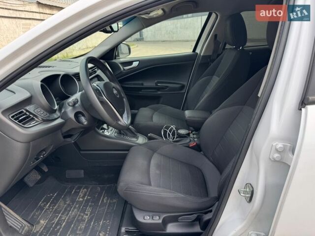 Белый Альфа Ромео Джульетта, объемом двигателя 1.37 л и пробегом 113 тыс. км за 15199 $, фото 11 на Automoto.ua