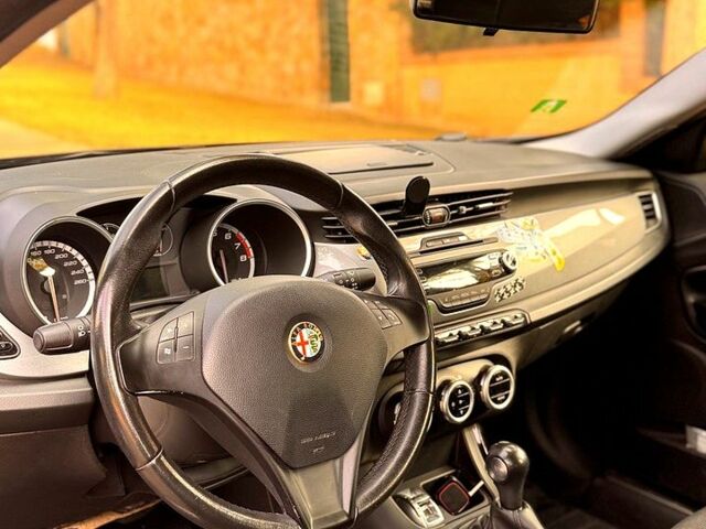 Черный Альфа Ромео Джульетта, объемом двигателя 1.4 л и пробегом 100 тыс. км за 8800 $, фото 4 на Automoto.ua