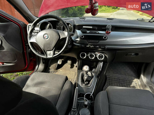 Червоний Альфа Ромео Giulietta, об'ємом двигуна 1.37 л та пробігом 209 тис. км за 7000 $, фото 10 на Automoto.ua