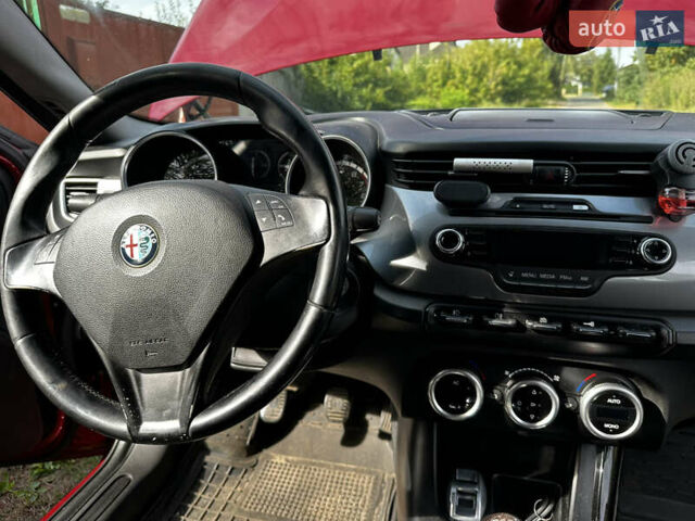 Червоний Альфа Ромео Giulietta, об'ємом двигуна 1.37 л та пробігом 209 тис. км за 7000 $, фото 12 на Automoto.ua