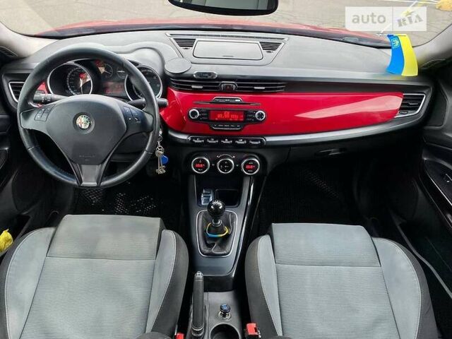 Червоний Альфа Ромео Giulietta, об'ємом двигуна 2 л та пробігом 193 тис. км за 6500 $, фото 18 на Automoto.ua