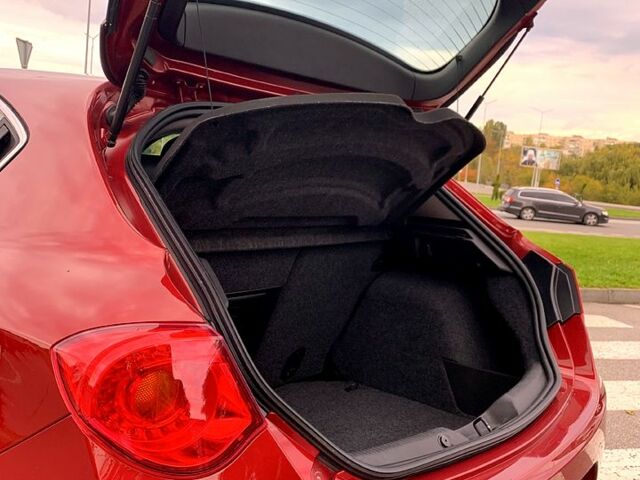 Червоний Альфа Ромео Giulietta, об'ємом двигуна 1.4 л та пробігом 72 тис. км за 10200 $, фото 7 на Automoto.ua