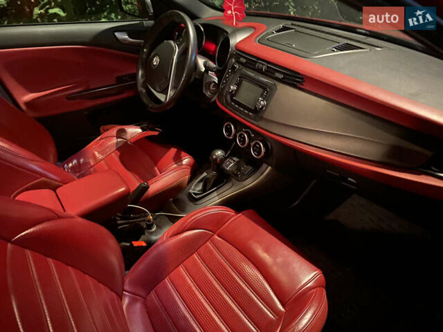 Червоний Альфа Ромео Giulietta, об'ємом двигуна 1.4 л та пробігом 105 тис. км за 12600 $, фото 5 на Automoto.ua