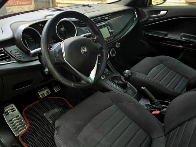 Червоний Альфа Ромео Giulietta, об'ємом двигуна 1.4 л та пробігом 80 тис. км за 8999 $, фото 5 на Automoto.ua