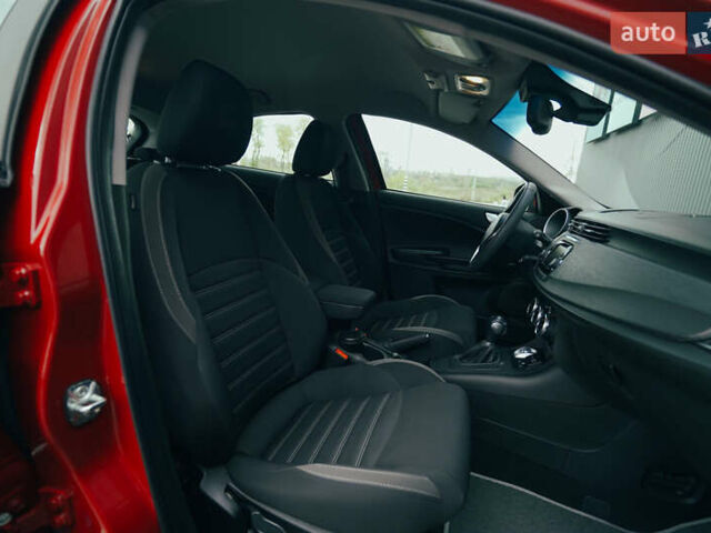 Красный Альфа Ромео Джульетта, объемом двигателя 1.37 л и пробегом 48 тыс. км за 13800 $, фото 59 на Automoto.ua