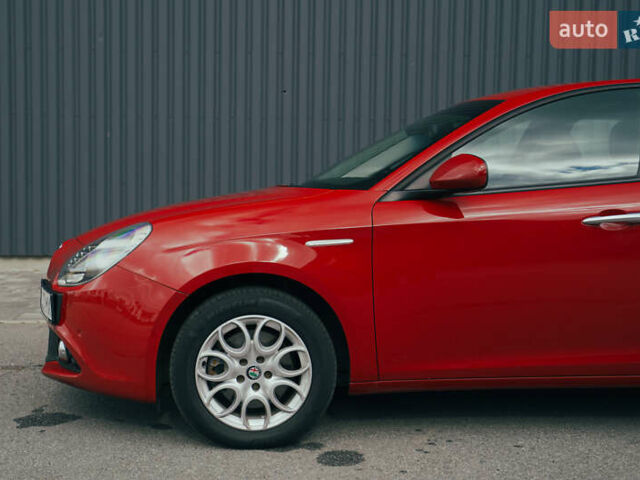 Красный Альфа Ромео Джульетта, объемом двигателя 1.37 л и пробегом 48 тыс. км за 13800 $, фото 4 на Automoto.ua