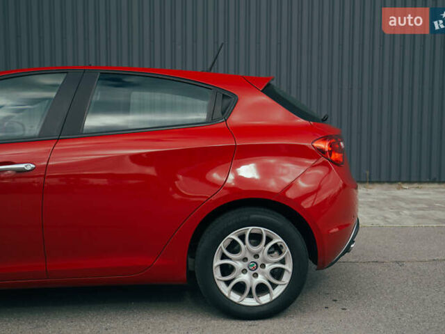 Красный Альфа Ромео Джульетта, объемом двигателя 1.37 л и пробегом 48 тыс. км за 13800 $, фото 5 на Automoto.ua