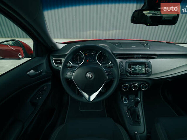 Красный Альфа Ромео Джульетта, объемом двигателя 1.37 л и пробегом 48 тыс. км за 13800 $, фото 24 на Automoto.ua