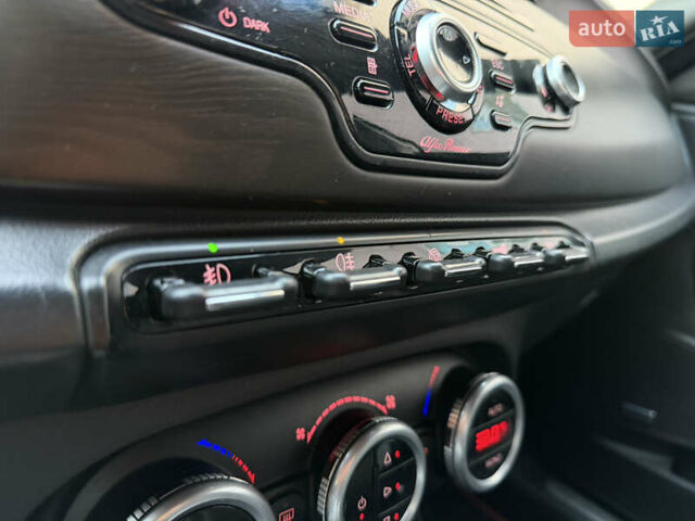 Сірий Альфа Ромео Giulietta, об'ємом двигуна 1.96 л та пробігом 159 тис. км за 7950 $, фото 57 на Automoto.ua