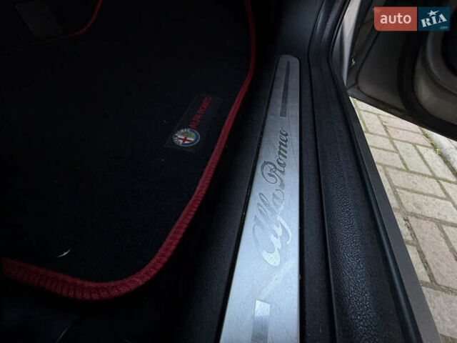 Сірий Альфа Ромео Giulietta, об'ємом двигуна 1.96 л та пробігом 159 тис. км за 7950 $, фото 62 на Automoto.ua