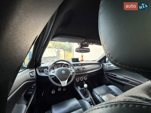 Сірий Альфа Ромео Giulietta, об'ємом двигуна 1.96 л та пробігом 159 тис. км за 7950 $, фото 33 на Automoto.ua