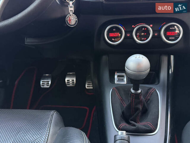 Сірий Альфа Ромео Giulietta, об'ємом двигуна 1.96 л та пробігом 159 тис. км за 7950 $, фото 69 на Automoto.ua