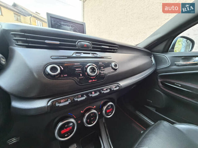 Сірий Альфа Ромео Giulietta, об'ємом двигуна 1.96 л та пробігом 159 тис. км за 7950 $, фото 49 на Automoto.ua