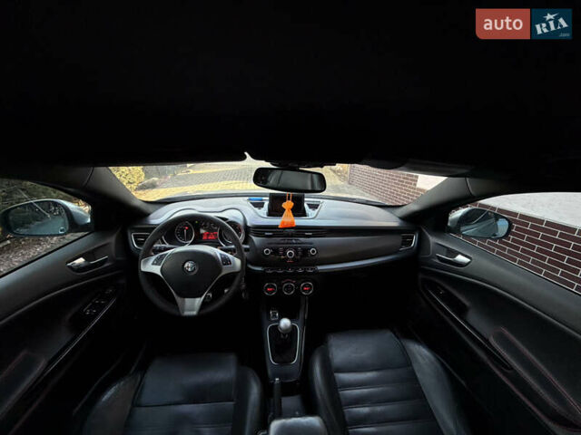 Сірий Альфа Ромео Giulietta, об'ємом двигуна 1.96 л та пробігом 159 тис. км за 7950 $, фото 34 на Automoto.ua