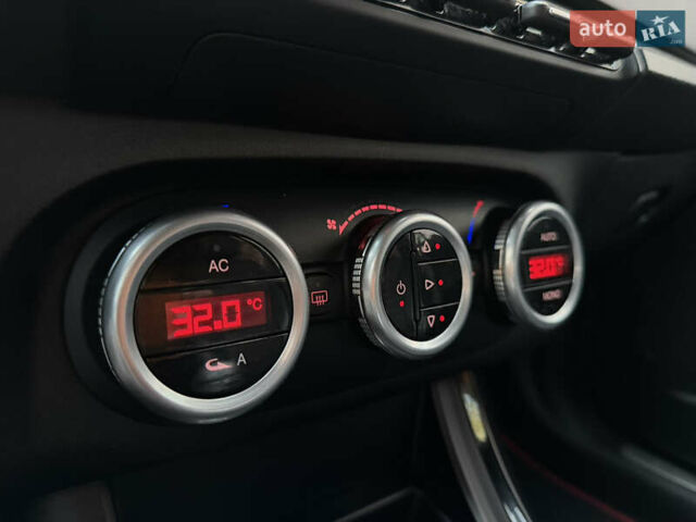 Сірий Альфа Ромео Giulietta, об'ємом двигуна 1.96 л та пробігом 159 тис. км за 7950 $, фото 45 на Automoto.ua