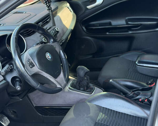 Сірий Альфа Ромео Giulietta, об'ємом двигуна 1.37 л та пробігом 320 тис. км за 8000 $, фото 14 на Automoto.ua