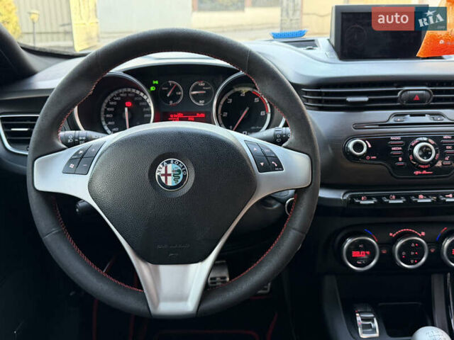 Сірий Альфа Ромео Giulietta, об'ємом двигуна 1.96 л та пробігом 159 тис. км за 7950 $, фото 65 на Automoto.ua