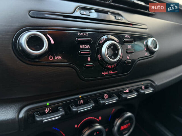 Сірий Альфа Ромео Giulietta, об'ємом двигуна 1.96 л та пробігом 159 тис. км за 7950 $, фото 56 на Automoto.ua