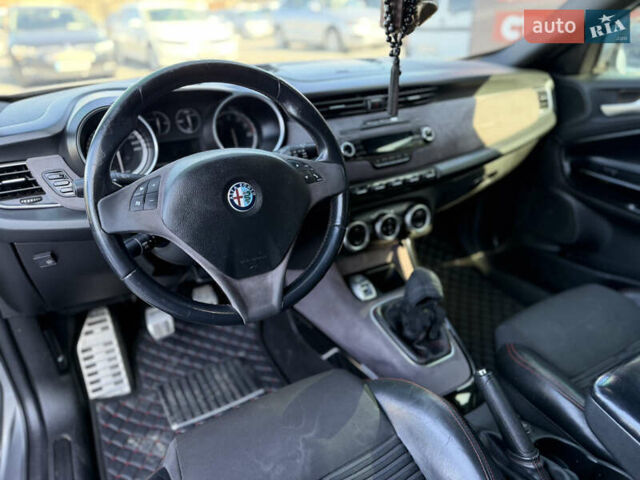 Сірий Альфа Ромео Giulietta, об'ємом двигуна 1.37 л та пробігом 320 тис. км за 8000 $, фото 24 на Automoto.ua