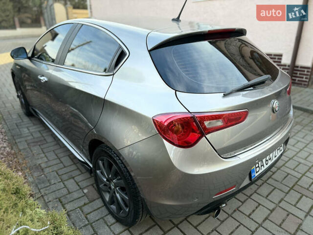 Сірий Альфа Ромео Giulietta, об'ємом двигуна 1.96 л та пробігом 159 тис. км за 7950 $, фото 11 на Automoto.ua