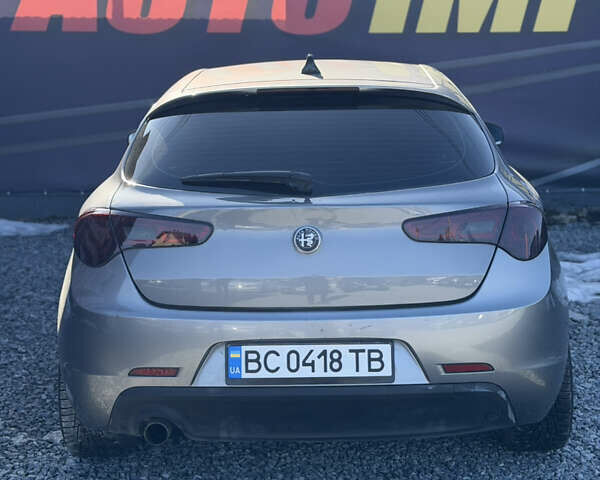 Сірий Альфа Ромео Giulietta, об'ємом двигуна 1.37 л та пробігом 320 тис. км за 8000 $, фото 5 на Automoto.ua