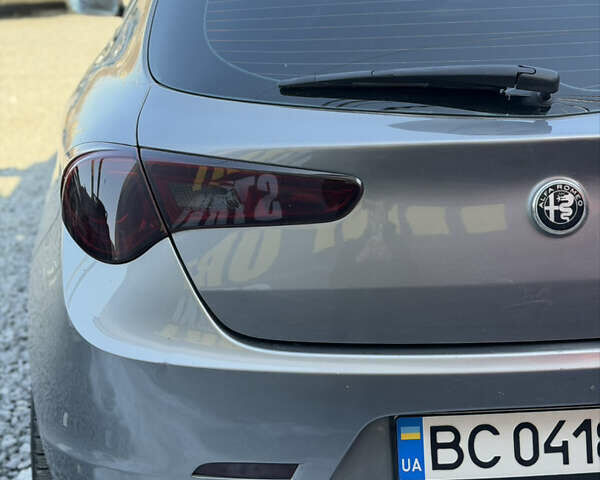 Сірий Альфа Ромео Giulietta, об'ємом двигуна 1.37 л та пробігом 320 тис. км за 8000 $, фото 16 на Automoto.ua