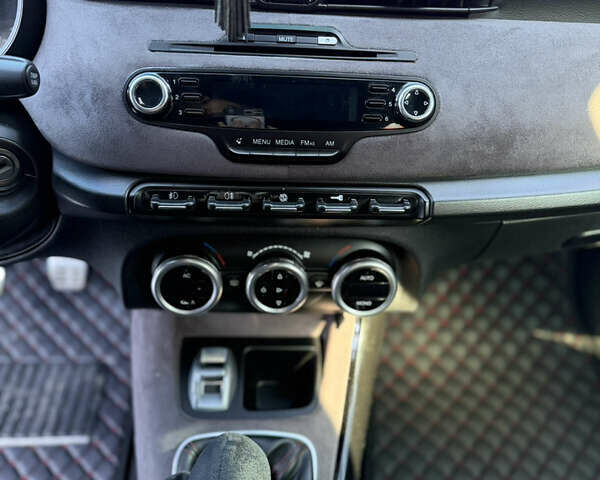 Сірий Альфа Ромео Giulietta, об'ємом двигуна 1.37 л та пробігом 320 тис. км за 8000 $, фото 26 на Automoto.ua