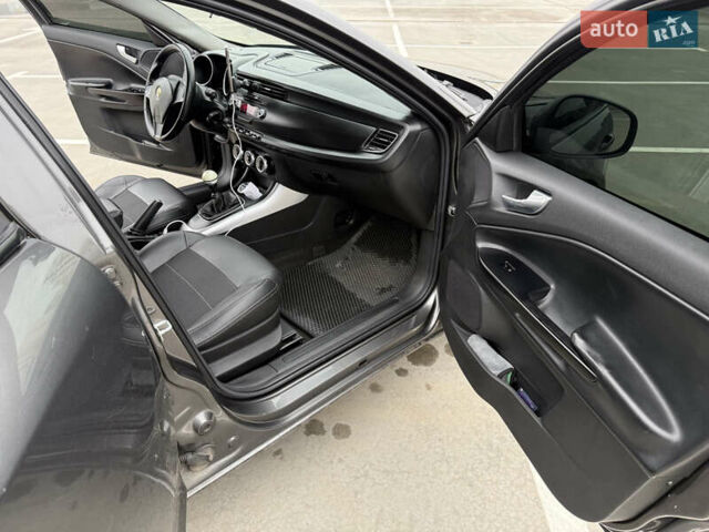 Сірий Альфа Ромео Giulietta, об'ємом двигуна 1.6 л та пробігом 232 тис. км за 7100 $, фото 5 на Automoto.ua