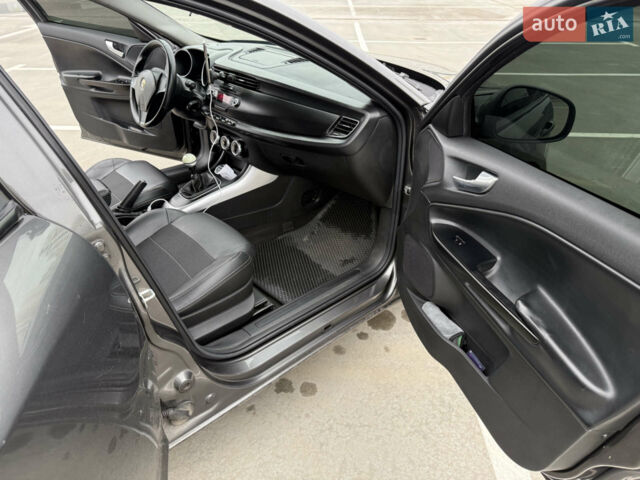 Сірий Альфа Ромео Giulietta, об'ємом двигуна 1.6 л та пробігом 232 тис. км за 7300 $, фото 5 на Automoto.ua