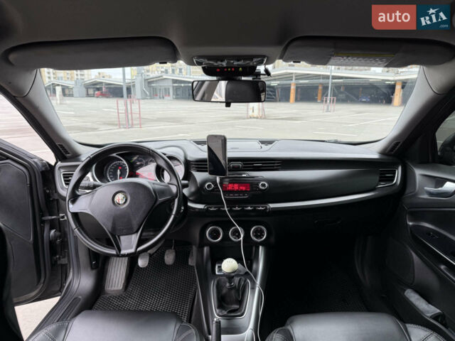 Сірий Альфа Ромео Giulietta, об'ємом двигуна 1.6 л та пробігом 232 тис. км за 7300 $, фото 4 на Automoto.ua