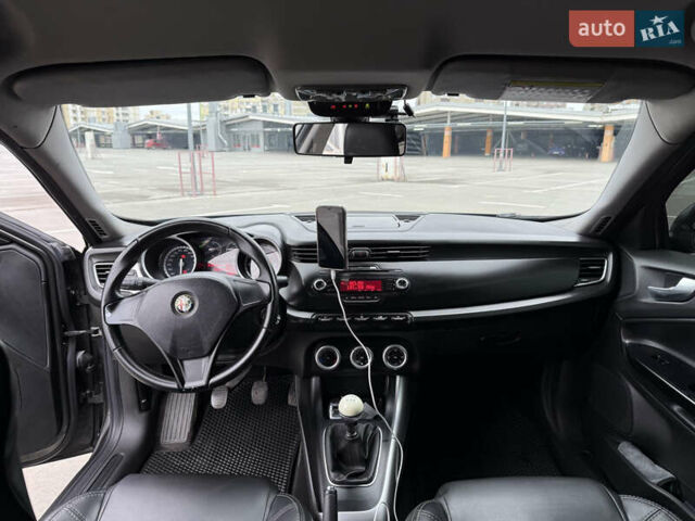 Сірий Альфа Ромео Giulietta, об'ємом двигуна 1.6 л та пробігом 232 тис. км за 7100 $, фото 4 на Automoto.ua