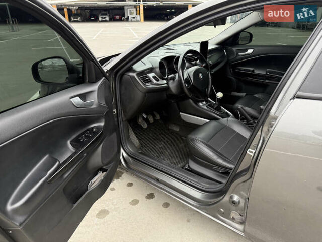 Сірий Альфа Ромео Giulietta, об'ємом двигуна 1.6 л та пробігом 232 тис. км за 7100 $, фото 2 на Automoto.ua
