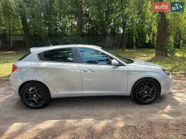 Сірий Альфа Ромео Giulietta, об'ємом двигуна 1.37 л та пробігом 127 тис. км за 8300 $, фото 45 на Automoto.ua