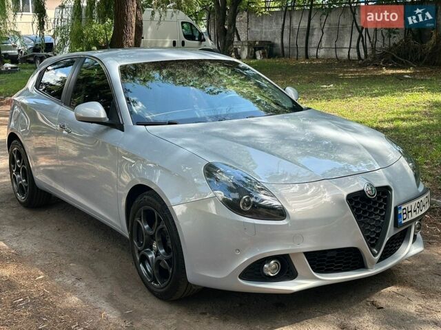 Сірий Альфа Ромео Giulietta, об'ємом двигуна 1.37 л та пробігом 127 тис. км за 8300 $, фото 3 на Automoto.ua