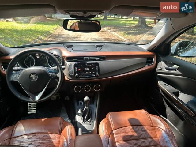 Сірий Альфа Ромео Giulietta, об'ємом двигуна 1.37 л та пробігом 127 тис. км за 8300 $, фото 32 на Automoto.ua
