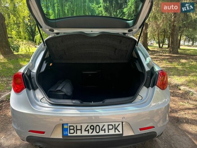 Сірий Альфа Ромео Giulietta, об'ємом двигуна 1.37 л та пробігом 127 тис. км за 8300 $, фото 39 на Automoto.ua