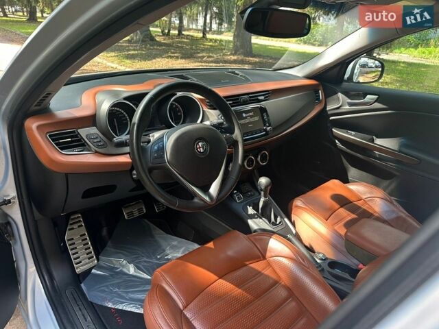 Сірий Альфа Ромео Giulietta, об'ємом двигуна 1.37 л та пробігом 127 тис. км за 8300 $, фото 29 на Automoto.ua
