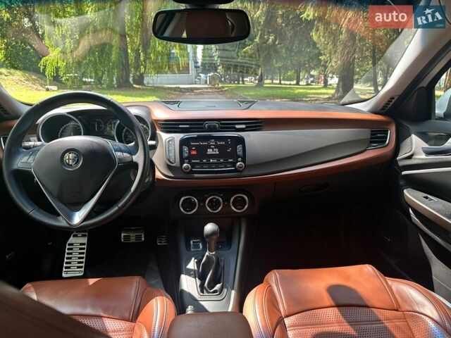Сірий Альфа Ромео Giulietta, об'ємом двигуна 1.37 л та пробігом 127 тис. км за 8300 $, фото 33 на Automoto.ua