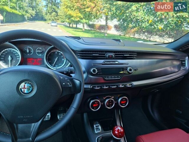 Синій Альфа Ромео Giulietta, об'ємом двигуна 1.75 л та пробігом 157 тис. км за 19000 $, фото 13 на Automoto.ua