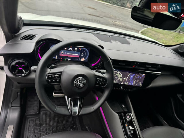 Белый Альфа Ромео Джуниор, объемом двигателя 1.2 л и пробегом 1 тыс. км за 31500 $, фото 24 на Automoto.ua