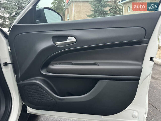 Белый Альфа Ромео Джуниор, объемом двигателя 1.2 л и пробегом 1 тыс. км за 31500 $, фото 31 на Automoto.ua