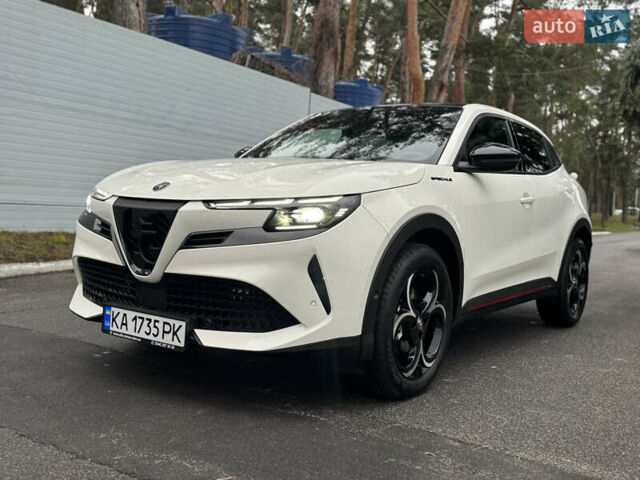 Белый Альфа Ромео Джуниор, объемом двигателя 1.2 л и пробегом 1 тыс. км за 31500 $, фото 4 на Automoto.ua