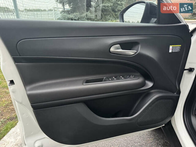 Белый Альфа Ромео Джуниор, объемом двигателя 1.2 л и пробегом 1 тыс. км за 31500 $, фото 28 на Automoto.ua