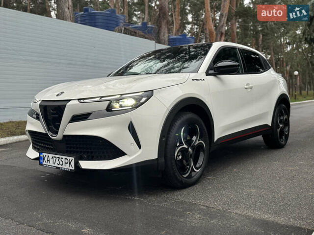 Белый Альфа Ромео Джуниор, объемом двигателя 1.2 л и пробегом 1 тыс. км за 31500 $, фото 3 на Automoto.ua