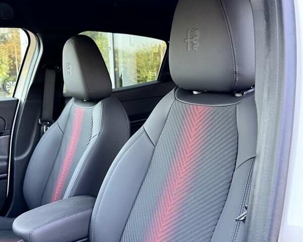 Білий Альфа Ромео Джуніор, об'ємом двигуна 1.2 л та пробігом 1 тис. км за 30143 $, фото 4 на Automoto.ua