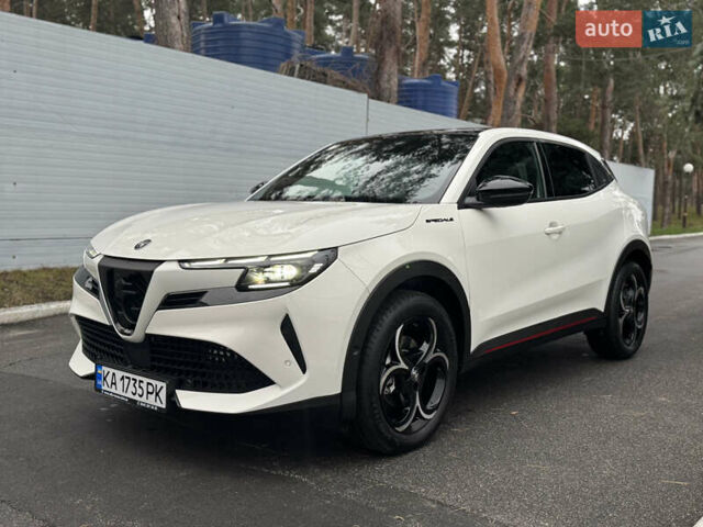 Белый Альфа Ромео Джуниор, объемом двигателя 1.2 л и пробегом 1 тыс. км за 31500 $, фото 6 на Automoto.ua