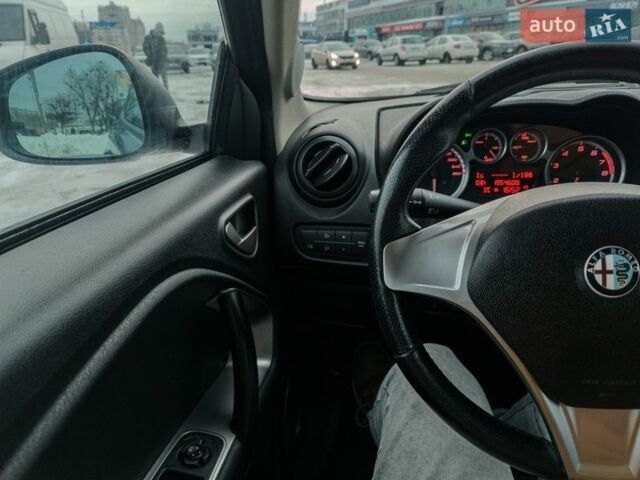 Чорний Альфа Ромео Mito, об'ємом двигуна 1.4 л та пробігом 195 тис. км за 5000 $, фото 35 на Automoto.ua