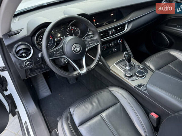 Білий Альфа Ромео Стелвіо, об'ємом двигуна 2 л та пробігом 111 тис. км за 14500 $, фото 23 на Automoto.ua
