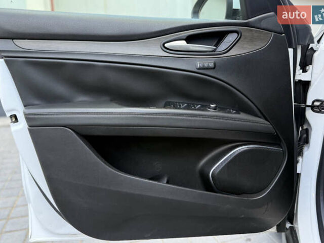 Білий Альфа Ромео Стелвіо, об'ємом двигуна 2 л та пробігом 111 тис. км за 14500 $, фото 17 на Automoto.ua